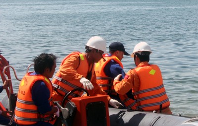 Các ngư dân được đội TKCN vớt lên xuồng cứu hộ